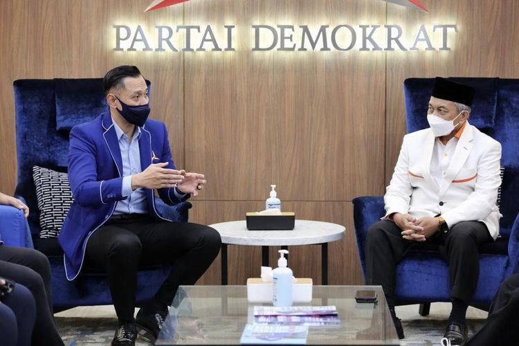 Ketua Umum Partai Demokrat Agus Harimurti Yudhoyono (AHY) bertemu dengan Presiden Partai Keadilan Sejahtera (PKS) Ahmad Syaikhu di kantor DPP Partai Demokrat, Jakarta, Kamis (22/4/2021).