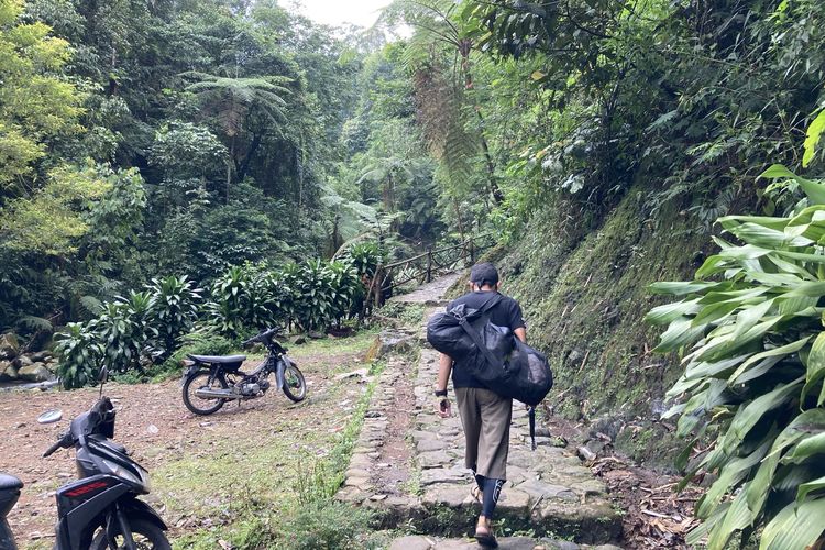 Pemandangan dari area parkir kendaraan menuju titik air terjun di tempat wisata Curug Kondang, Kecamatan Pamijahan, Kabupaten Bogor, Selasa (25/5/2021).