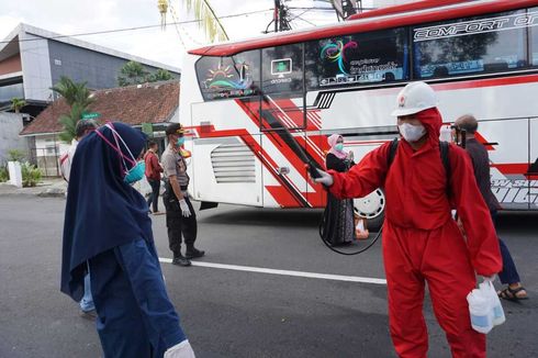 Polisi Bubarkan Pesta Pernikahan di Purwokerto, Semua Tamu Disemprot Disinfektan