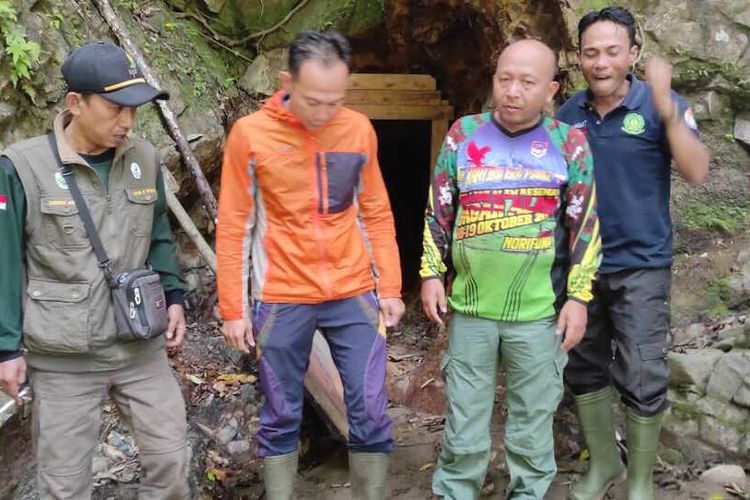 Tim gabungan dari jajaran Polres Pagaralam serta anggota Kesatuan Pengelolaan Hutan (KPH)X Dempo kota Pagaralam melakukan penggerbekan lokasi tambang emas ilegal yang berada di hutan lindung.