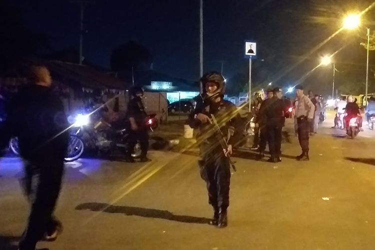 Petugas kepolisian dan TNI melakukan pengamanan ketat pasca tawuran dua kelompok pemuda di Pekanbaru, Riau, Kamis (16/5/2019) malam. 