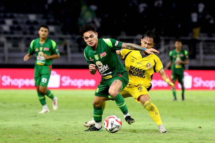 Pemain Persebaya Surabaya Gali Freitas dijaga pemain Semen Padang pada laga pekan ke-6 Super League 2025-2026 yang berakhir dengan skor 1-0 di Stadion Gelora Bung Tomo Surabaya, Jawa Timur, Jumat (19/9/2025) malam.