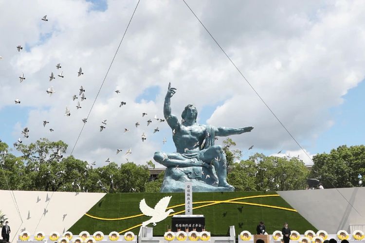 Pelepasan burung merpati pada upacara peringatan 76 tahun pengeboman di Nagasaki, untuk menghormati para korban bom atom AS, di Taman Perdamaian Nagasaki di Nagasaki, Jepang, 9 Agustus 2021.