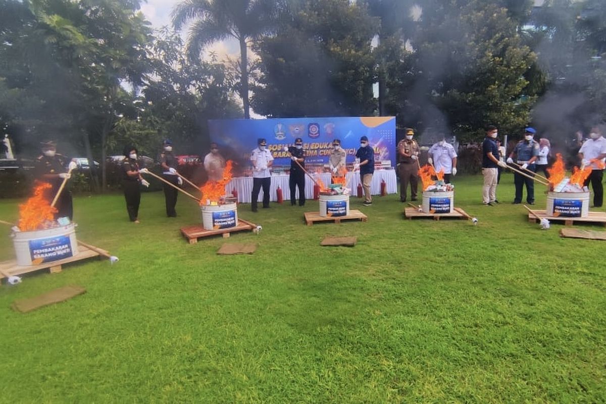 Bea Cukai Jatim memusnahkan 12 juta batang rokok ilegal di kantor Bea Cukai, Rabu (4/6/2025)
