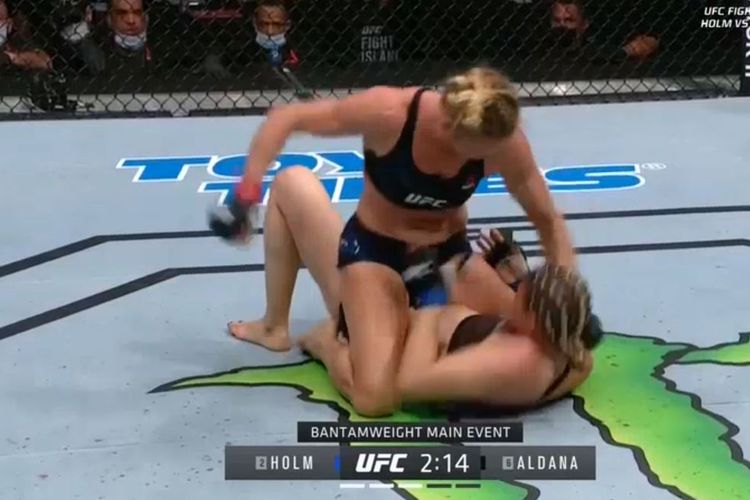 Holly Holm sukses mengalahkan Irene Aldana pada duel kelas bantam UFC Fight Island 4, Minggu (4/10/2020).