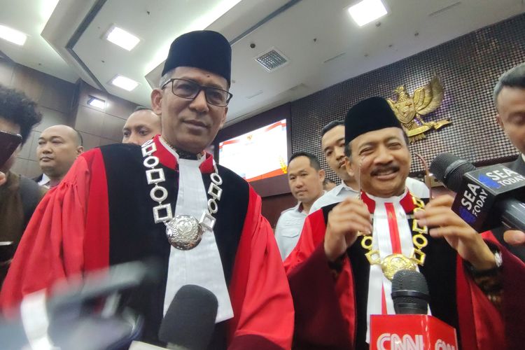 Ketua Mahkamah Konstitusi (MK) Suhartoyo (kanan) dan Wakil Ketua MK Saldi Isra (kiri) selepas pelantikan dan pembacaan sumpah Suhartoyo sebagai Ketua MK periode 2023-2028, Senin (13/11/2023).