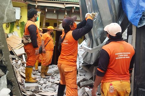 Akibat Angin Kencang, Dak Rumah Warga di Matraman Roboh