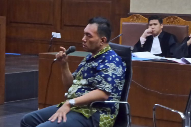 Komisaris PT Adiguna Keruktama Adi Putra Kurniawan duduk di kursi terdakwa di Pengadilan Tipikor Jakarta, Kamis (21/12/2017).