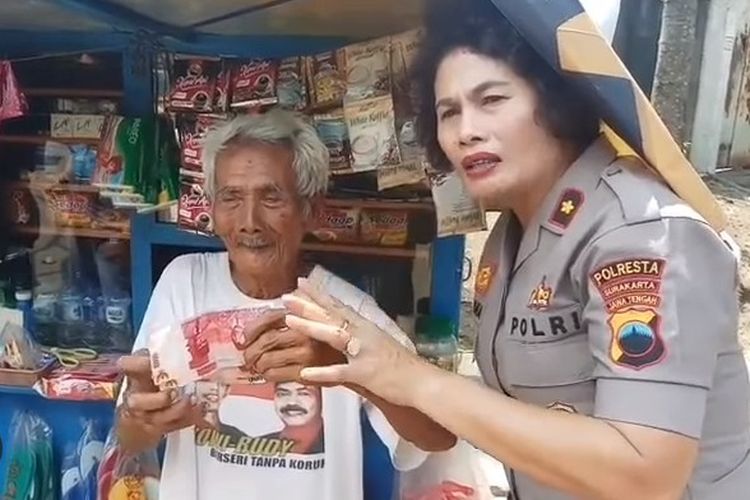 Kapolsek Jebres Kompol Juliana dan kakek bernama Suroso (92) yang menjadi korban penipuan uang palsu di Jalan Juanda Kecamatan Jebres, Solo, Jawa Tengah, Selasa (14/5/2019).