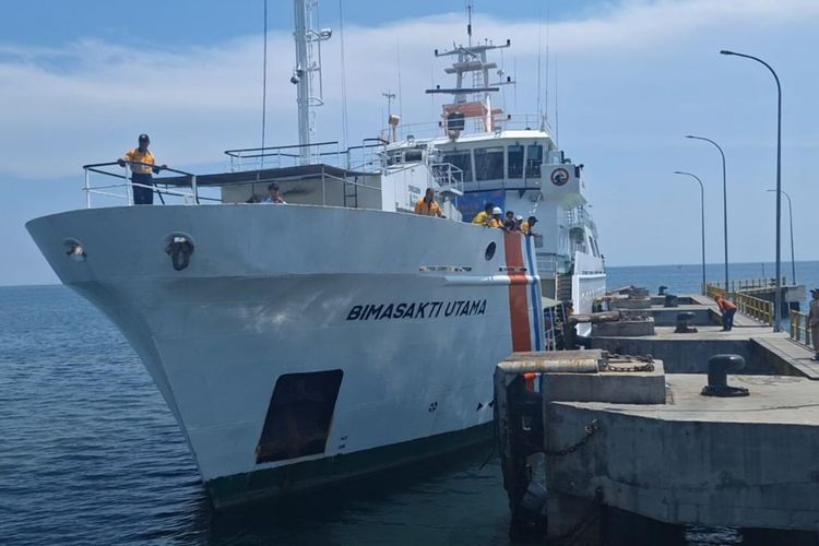 Kapal Navigasi Negara Bima Sakti Utama saat mengangkut penumpang tujuan Pulau Raas di Pelabuhan Jangkar Situbondo pada Minggu (7/4/2024).