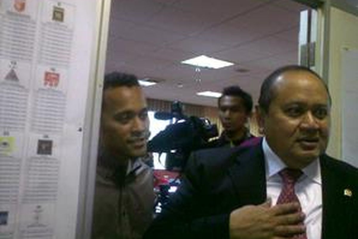 Politisi PDI-P Emir Moeis membantah menerima aliran dana yang berasal dari dana bailout Bank Century dalam keterangan pers di DPR, Senin (15/2/2010).