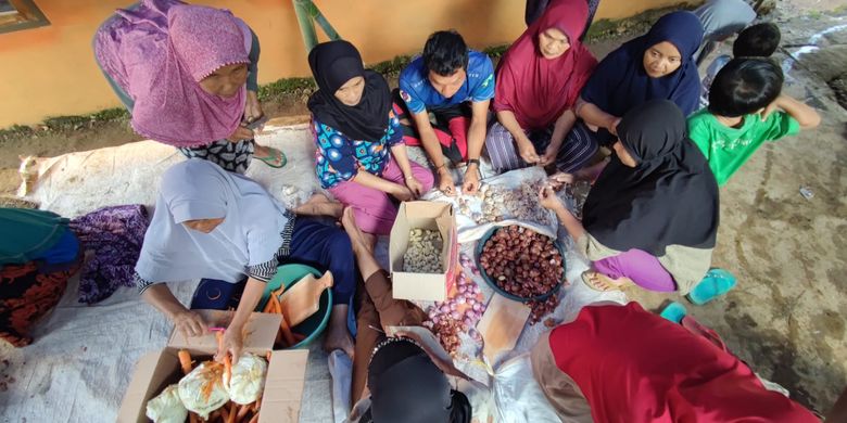 Warga saat gotong royong menyiapkan makanan untuk korban banjir bandang Kabupaten Garut. Dapur umum tersebut dibuat oleh Jabr Quick Respons. 
