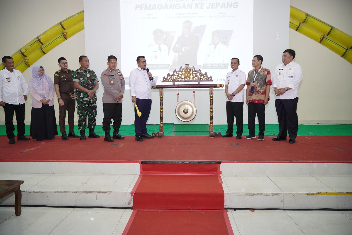 Kegiatan Sosialisasi Program Magang ke Luar Negeri resmi dibuka Staf Khusus Menteri Ketenagakerjaan (Menaker) Bambang Irawan bersama Bupati Pringsewu Riyanto Pamungkas, Rabu (23/4/2025).
