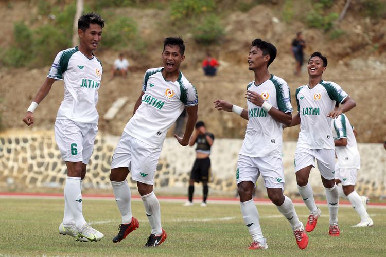 Pemain Jawa Timur selebrasi usai mencetak gol ke gawang Sumatera Utara saat babak penyisihan grup B PON XX Papua 2021 yang berakhir dengan skor 2-0 di Stadion Mahacandra Kota Jayapura, Senin (4/10/2021) sore.