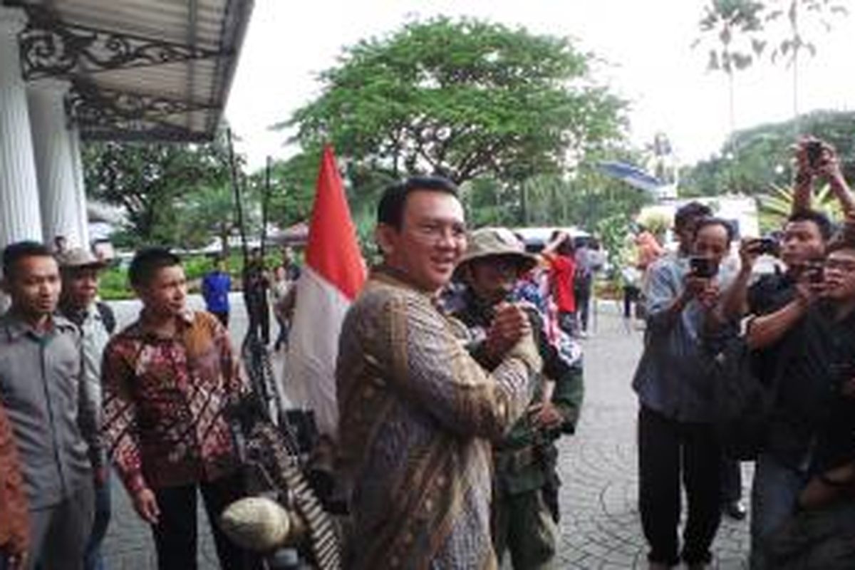 Gubernur DKI Jakarta Basuki Tjahaja Purnama menemui pendukungnya, Sumery asal Bekasi yang mengidolakannya, di pendopo Balai Kota, Selasa (3/3/2015).