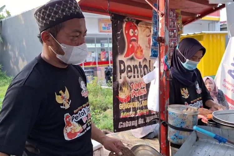 Pasutri Sumino dan Nur Hasanah berjualan pentol corah di depan Kantor Polsek Jogorogo Ngawi, Jawa Timur. Bermodal menabung Rp 10.000 setiap hari, pasutri ini akhirnya naik haji dari hasil tabungannya selama 21 tahun.