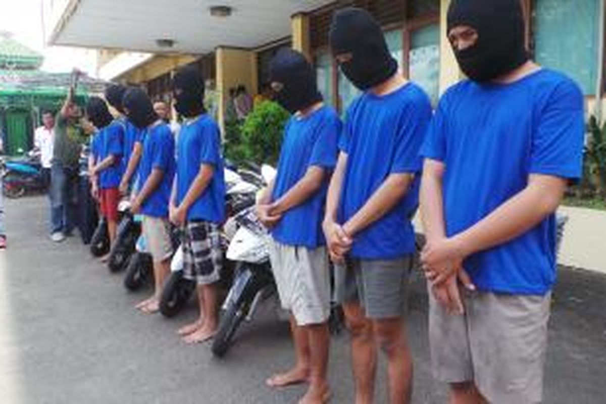 Delapan remaja geng babe motor dicomot aparat Polsek Pulogadung dan Polres Metro Jakarta Timur terkait kasus begal jalanan oleh kelompok ini. Rabu (29/4/2015).