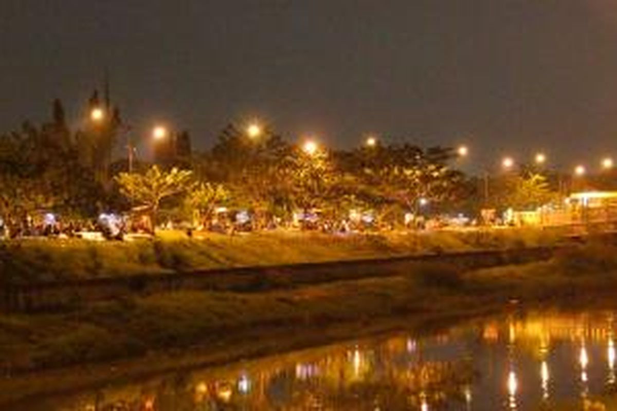 Suasana nongkrong di pinggir kanal banjir timur. 
  