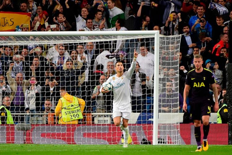 Cristiano Ronaldo mencetak gol penyama kedudukan Real Madrid ke gawang Tottenham Hotspur pada pertandingan Liga Champions di Stadion Santiago Bernabeu, Selasa (17/10/2017).