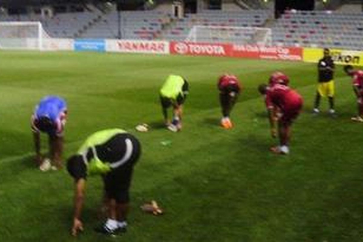 Pemain Persipura Jayapura mencoba lapangan, Rabu (15/2/2012) malam, sehari sebelum menghadapi tuan rumah Adelaide United pada play off Liga Champions Asia di Stadion Hindmarsh.
