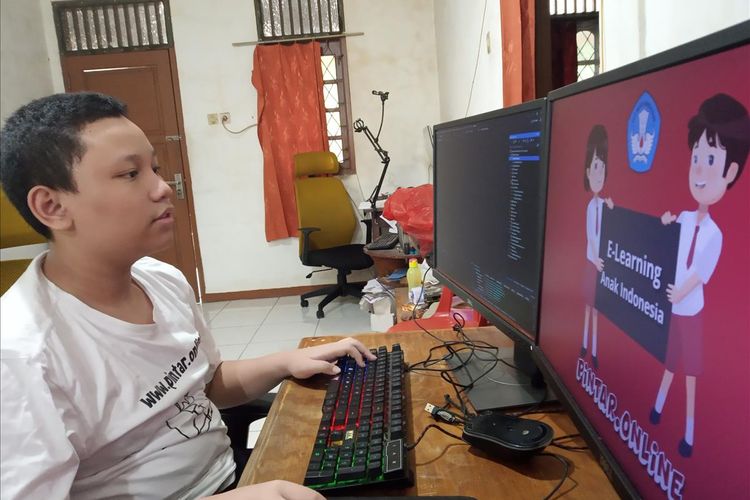 Muhammad Hafizh Bayhaqi (12) sedang mengoperasikan Platform E-learning di rumahnya, Bojonggede, Kabupaten Bogor, Jawa Barat, Kamis (25/7/2019).