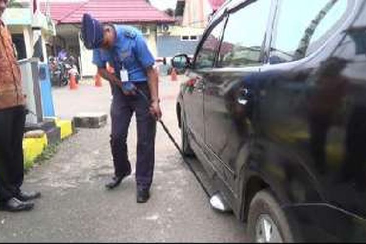 Petugas di Bandara Depati Amir Pangkalpinang Kepulauan Bangka Belitung melakukaan pemeriksaan terhadap kendaraan pengunjung.