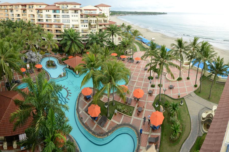 Komplek hotel Marbella dengan kolam renang besar ditengahnya, memiliki akses langsung ke Pantai Carita