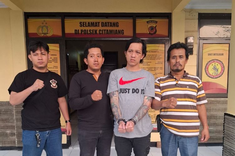 SA (kaos abu-abu), terduga pelaku penculikan  terhadap bocah 13 tahun di Kampung Tonjong, Kelurahan Gedongpanjang, Kecamatan Citamiang, Kota Sukabumi, Jawa Barat. Kini ia diamankan pihak kepolisian.