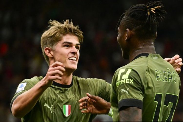 Rafael Leao (kanan) dan Charles De Ketelaere (kiri) merayakan gol dalam pertandingan AC Milan vs Bologna di Liga Italia 2022-2023 yang berlangsung di Stadion San Siro, Minggu (28/8/2022) dini hari WIB. Charles De Ketelaere diberitakan segera meresmikan kepindahan ke Atalanta.