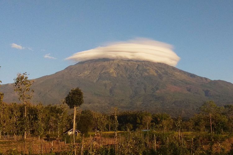 Gunung Lawu kembali bertopi  Rabu pagi Sejumlah warga menyaksikan fenomena Gunung Lawu bertopi dari pukul 0600 WIB hingga pukul 0700 WIB. Topi awan di Atas Gunung Lau berbentuk baret.