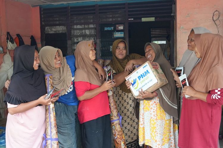 Produk makanan siap saji hasil usaha pelaku usaha ultramikro binaan PNM disalurkan untuk masyarakat terdampak banjir dan longsor di Aceh, Sumatera Utara, dan Sumatera Barat. 