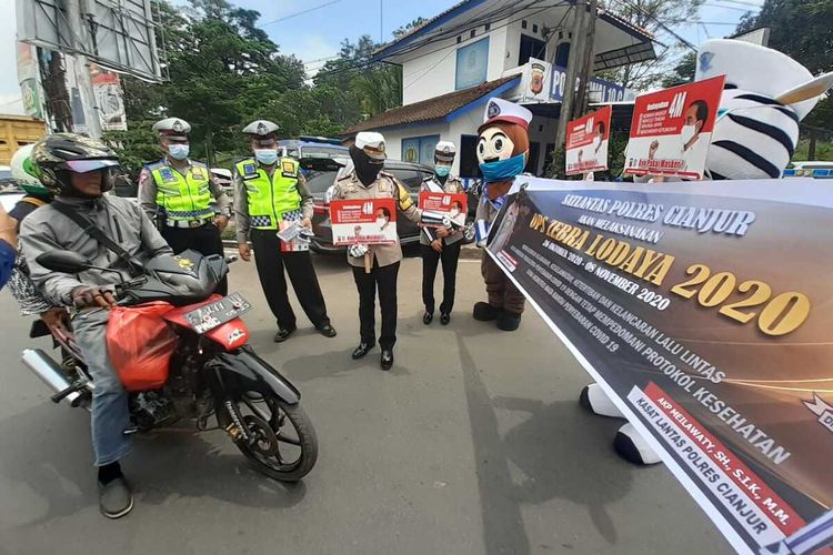 Operasi Zebra Lodaya 2020 yang dilaksanakan di Cianjur, Jawa Barat juga menyasar pengguna jalan yang tidak patuh pada protokol kesehatan Covid-19, seperti tidak memakai masker.