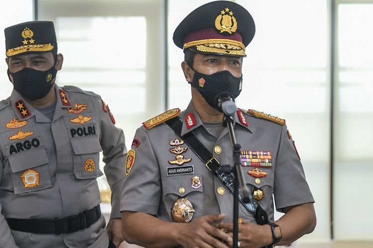 Kabareskrim Polri Komjen Pol Agus Andrianto (kanan) didampingi Kadivhumas Polri Irjen Pol Argo Yuwono (kiri) memberikan keterangan pers usai mengikuti upacara pelantikan dan serah terima jabatan pejabat tinggi Polri di Mabes Polri, Jakarta, Rabu (24/2/2021). Kapolri Jenderal Polisi Listyo Sigit Prabowo melantik pejabat tinggi Polri yaitu Kabareskrim, Kabaintelkam, Kabaharkam, Kalemdiklat Polri, Asrena Kapolri dan Kadivkum Polri. ANTARA FOTO/Galih Pradipta/wsj.