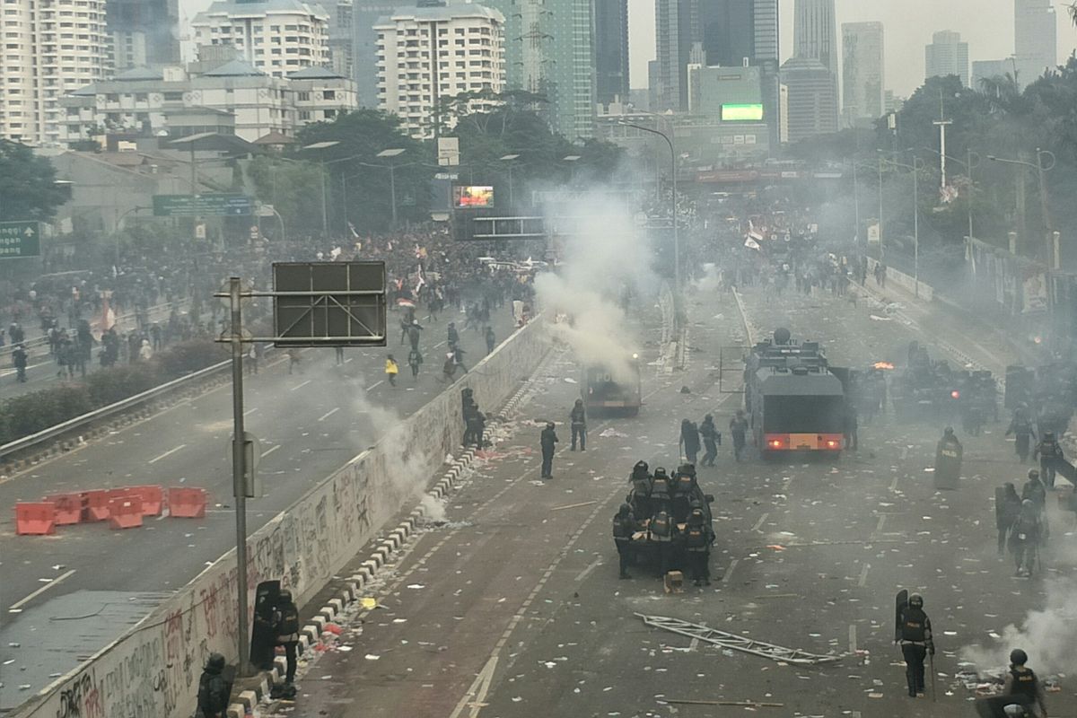 Bentrokan polisi dengan mahasiswa di depan Restoran Pulau Dua hingga Bundaran Semanggi