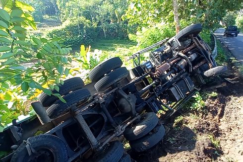 Tak Kuat Nanjak, Truk Pengangkut Batu Bara di Purworejo Masuk ke Jurang 