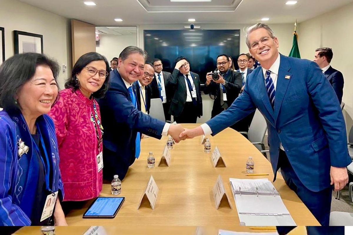Menko Airlangga didampingi oleh Menteri Keuangan Sri Mulyani Indrawati dan Wakil Ketua Dewan Ekonomi Nasional Marie Elka Pangestu saat bertemu dengan US Secretary of Treasury, Scott Bessent di Washington, DC, Kamis (24/4/2025) waktu setempat.