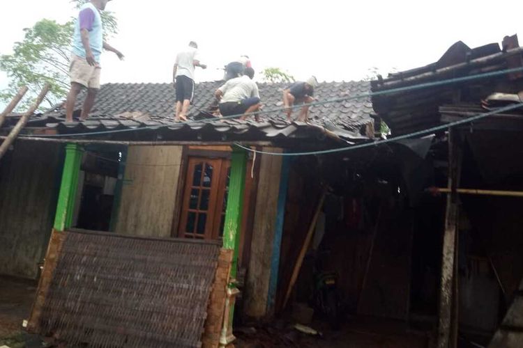 Warga saar gotong royong memperbaiki rumah. KOMPAS.COM/DOK. SEKDES SENDANG DAWUNG