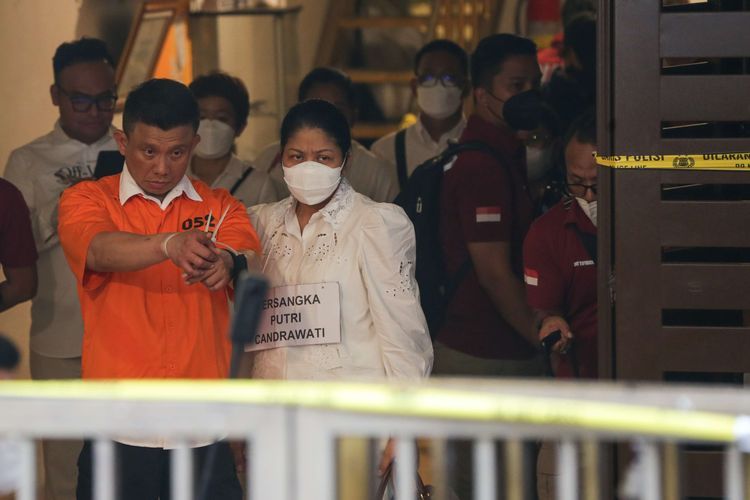 Tersangka Ferdy Sambo dan Putri Candrawathi saat menjalani rekonstruksi kasus pembunuhan Brigadir J di rumah dinas Ferdy Sambo, Duren Tiga, Jakarta Selatan, Selasa (30/8/2022). Tim Khusus (Timsus) Polri menggelar rekonstruksi kasus pembunuhan berencana Brigadir J atau Nofriansyah Yosua Hutabarat.