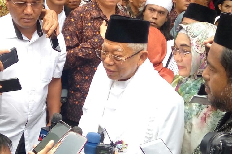 Cawapres nomor urut 01 KH Maruf Amin saat menemui wartawan usai menghadiri acara  Istighosah dan Deklarasi Kyai - Santri DIY untuk Kemenangan 01 di Yayasan Nur Iman Mlangi, Desa Nogotirto, Kecamatan Gamping, Kabupaten Sleman, Kamis (28/03/2019)  