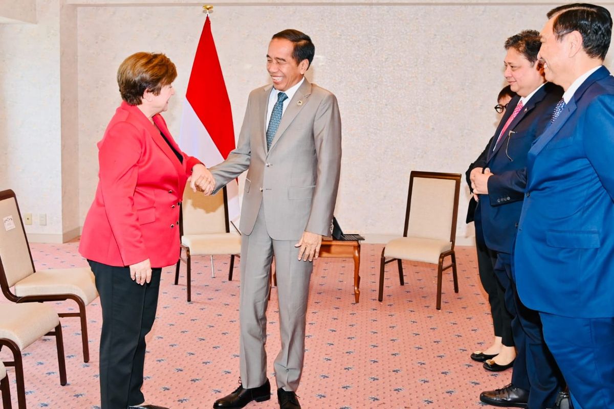 Presiden Jokowi menggelar pertemuan dengan Direktur Pelaksana IMF Kristalina Georgieva di Hotel Rihga Royal, Hiroshima, Jepang, Sabtu (20/5/2023). 