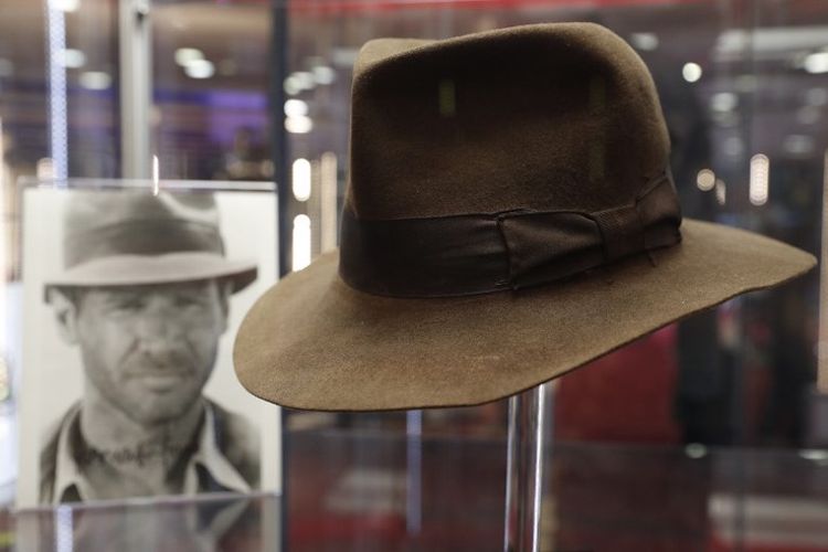 Topi fedora yang dipakai karakter yang dimainkan Harrison Ford, Indiana Jones, dalam film Indiana Jones and the Raiders of the Lost Ark laku senilai Rp 7 miliar lebih dalam lelang di London, September 2018.