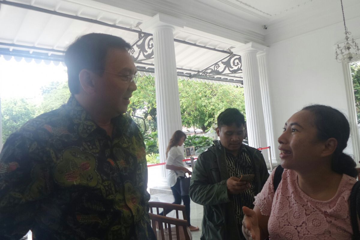 Gubernur DKI Jakarta Basuki Tjahaja Purnama menyapa warga di Balai Kota usai mendengar tuntutan jaksa, Kamis (20/4/2017). 
