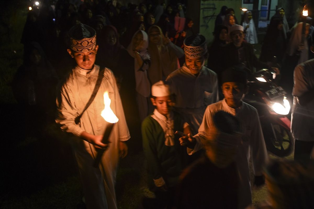 Sejumlah anak mengikuti pawai obor jelang Ramadhan 1440 H  di kawasan Bojong Gede, Bogor, Jawa Barat, Sabtu (4/5/2019). Pemerintah melalui Kementerian Agama akan menggelar sidang Isbat penetapan 1 Ramadhan 1440 H / 1 Ramadhan 2019 atau awal Puasa Ramadhan pada Minggu (5/5/2019) mulai pukul 17.00 sampai 19.00 WIB.  ANTARA FOTO/Muhammad Adimaja/foc.