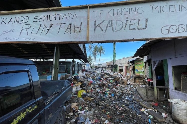 Para Pedagang Pasar Sehat Cileunyi, Kabupaten Bandung, Jawa Barat, memasang sebuah tulisan larangan membuang sampah dengan nada keras. Hal itu dilakukan para pedagang lantaran jengkel dengan situasi sampah yang kian hari kian memggunung, Jumat (12/5/2023)