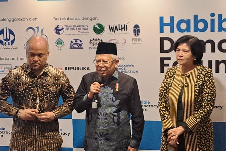 Wakil Presiden Ma'ruf Amin memberikan keterangan pers di Hotel Le-Meridien, Jakarta, Rabu (15/11/2023).