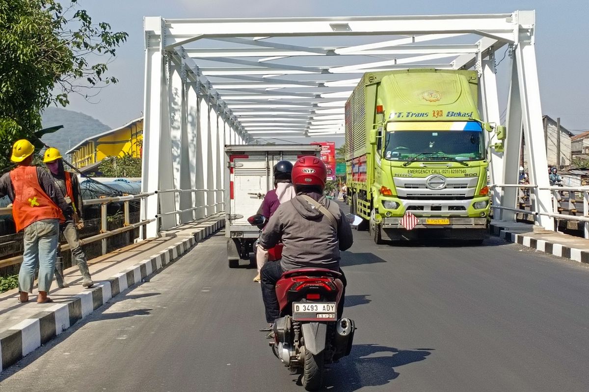 Jembatan Dayeuhkolot (Citarum Baru) yang sebelumnya direnovasi oleh Pemerintab Provinsi (Pemprov) Jawa Barat sejak Juli 2025 lalu, kini sudah bisa dilintasi oleh pengemudi, Senin (8/9/2025)