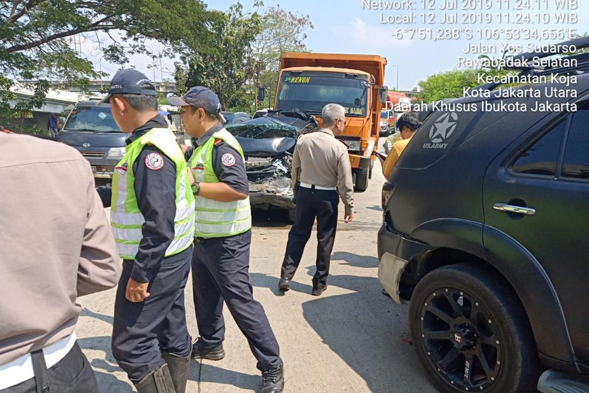 Kecelakaan beruntun terjadi di Tol Wiyoto Wiyono, tepatnya di turunan tol Plumpang, Tanjung Priok Jakarta Utara, Jumat (12/7/2019).