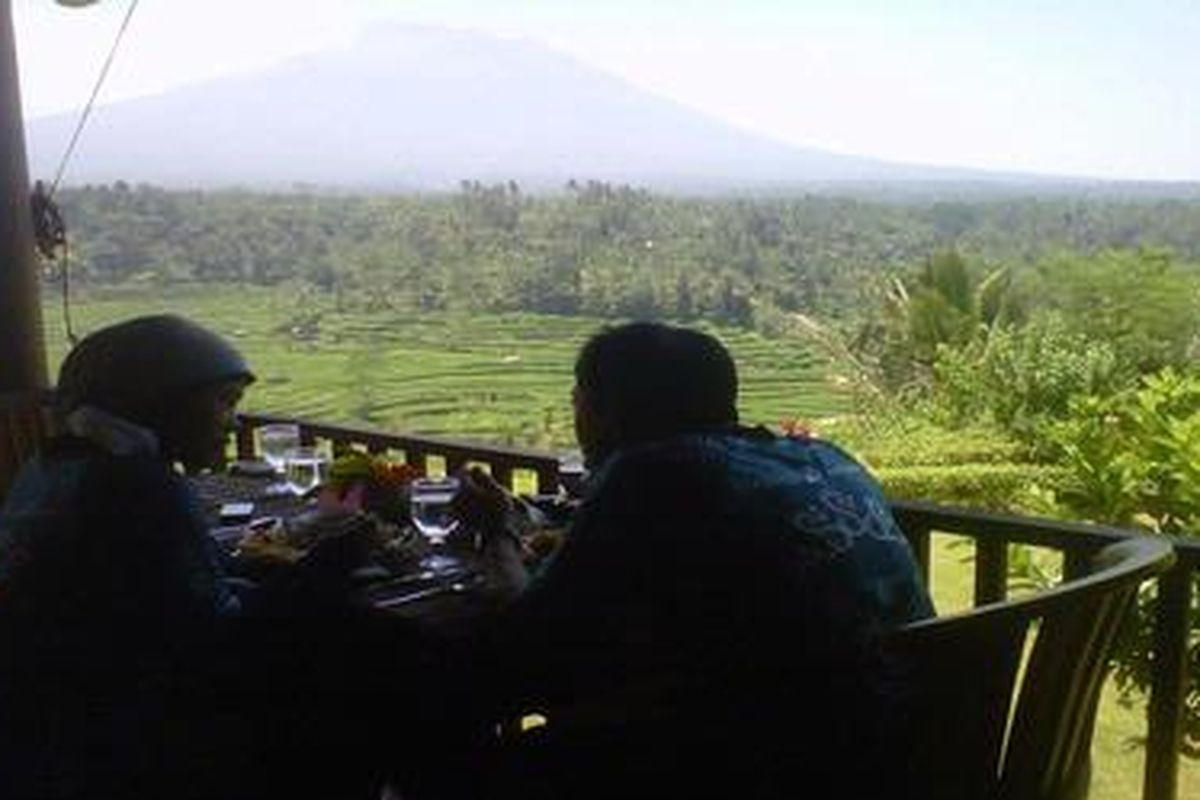 Peserta Kompas Bali Bike makan siang di Restoran Mahagiri, Rendang, Kabupaten Karangasem, sambil menikmati pemandangan Gunung Agung, Sabtu (15/9/2012).