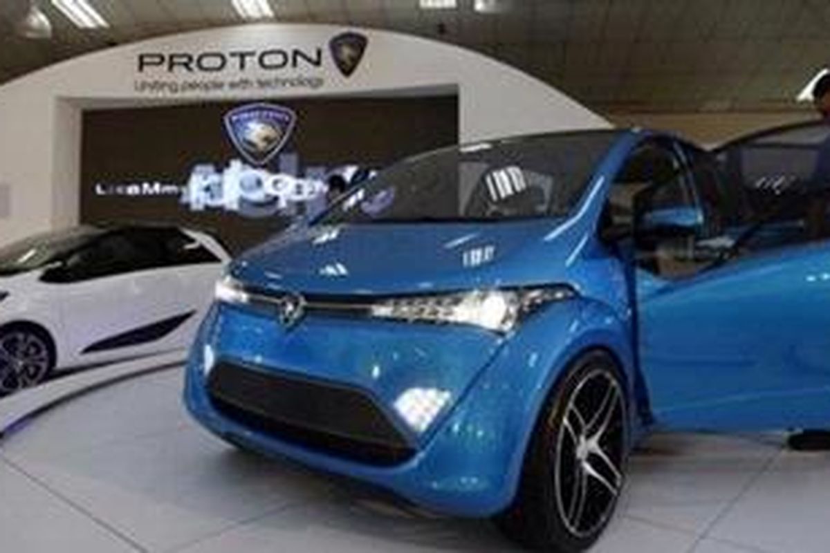 A journalist looks at Malaysias national carmaker Proton Emas hybrid concept car during a media tour at the Kuala Lumpur International Motor Show 2010 in Kuala Lumpur, Malaysia, Thursday, Dec. 2, 2010. More than 150 exhibitors from 15 countries participate in the Kuala Lumpur International Motor Show 2010 from Dec. 3-12.