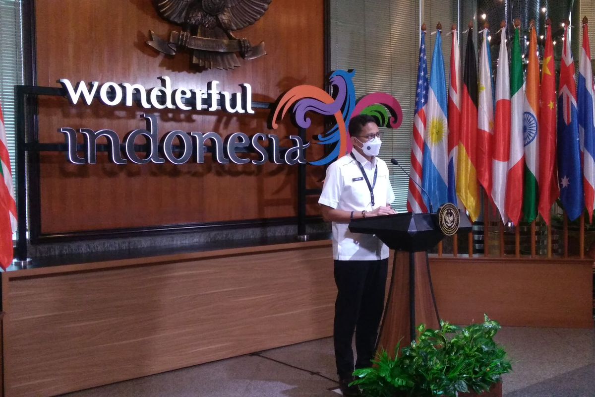 Menteri Pariwisata dan Ekonomi Kreatif Sandiaga Uno saat memberi paparan dalam 'weekly briefing' pada hari Senin (19/4/2021) di Gedung Sapta Pesona, Jakarta Pusat.